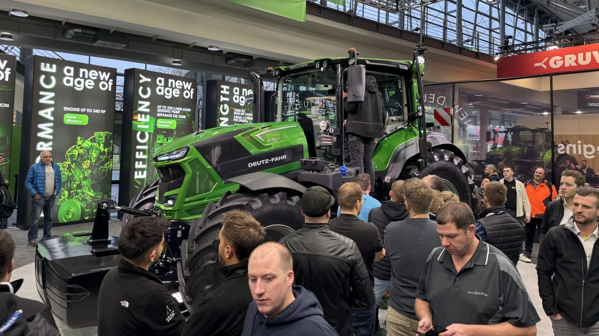 Der er masser af interesse for den nye 8-serie fra Deutz-Fahr på Agritechnica. Foto: Kasper Stougård 