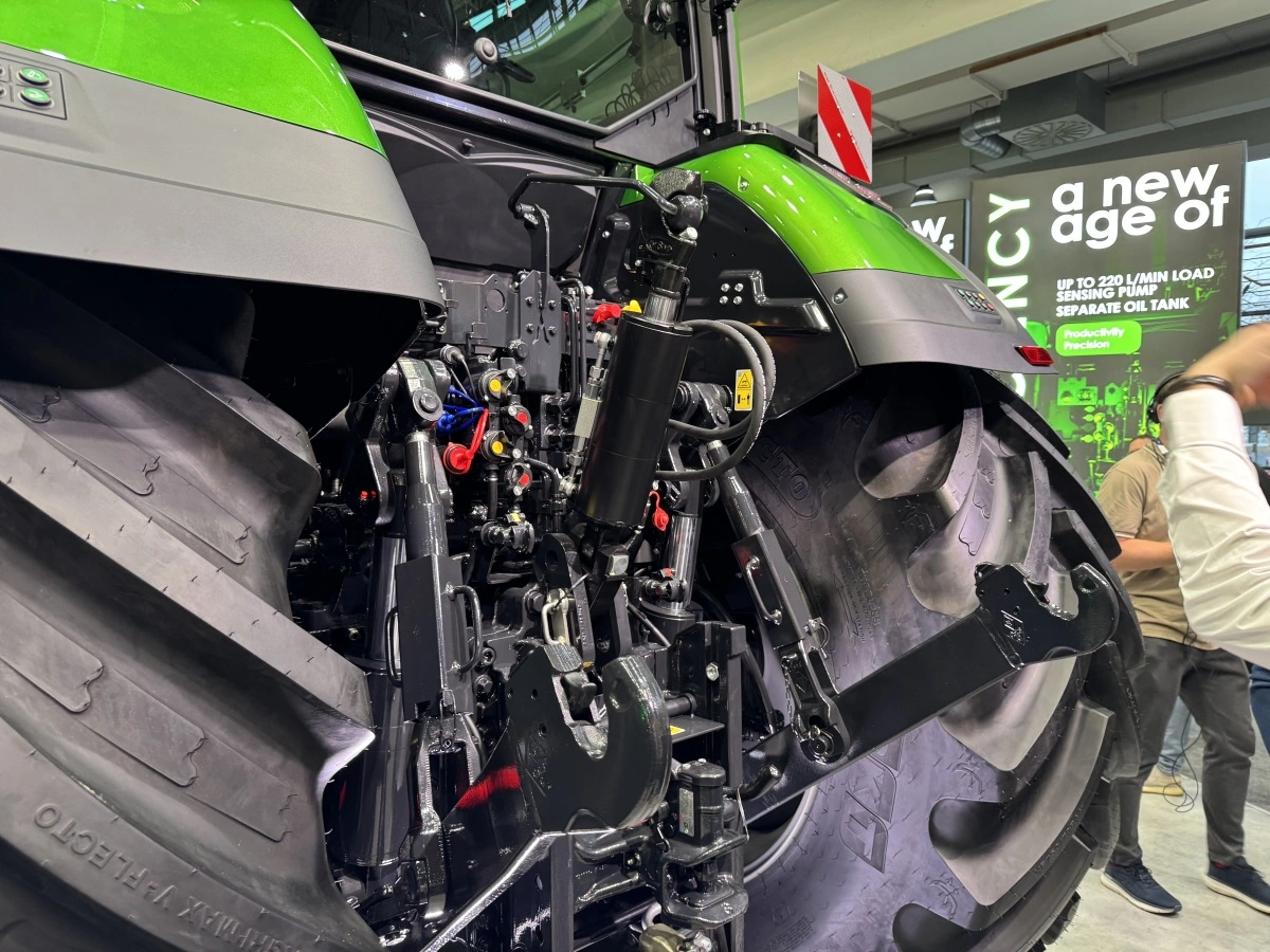 8-serien byder på 12 tons liftkapacitet og fem udtag samt et dedikeret low-flow-udtag til hydraulisk topstang. 