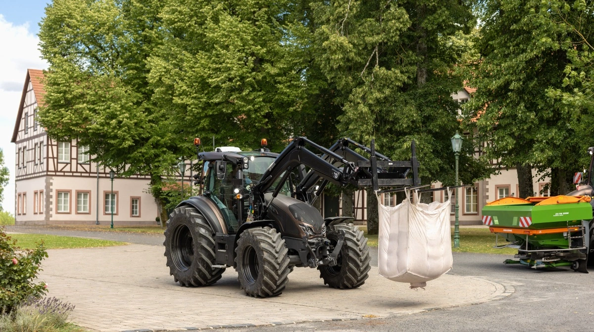 Den populære frontlæssertraktor - Valtras G-serie - fås nu med trinløs transmission. Foto: Valtra