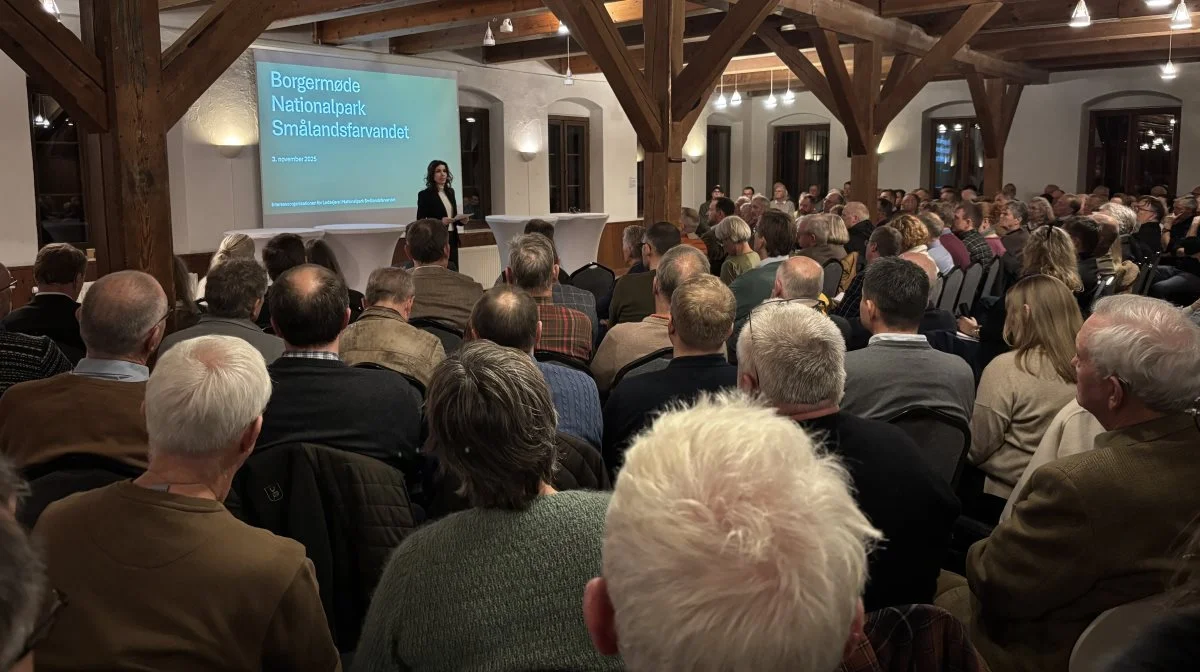 På Rosenfeldt Gods ved Vordingborg blev der for nylig holdt borgermøde om en mulig nationalpark i Smålandsfarvandet, og det var med deltagelse af 250 borgere, lodsejere, politikere og erhvervsrepræsentanter, der her lytter til Helle Reedtz-Thott, formand for Sektionen for Større Jordbrug.