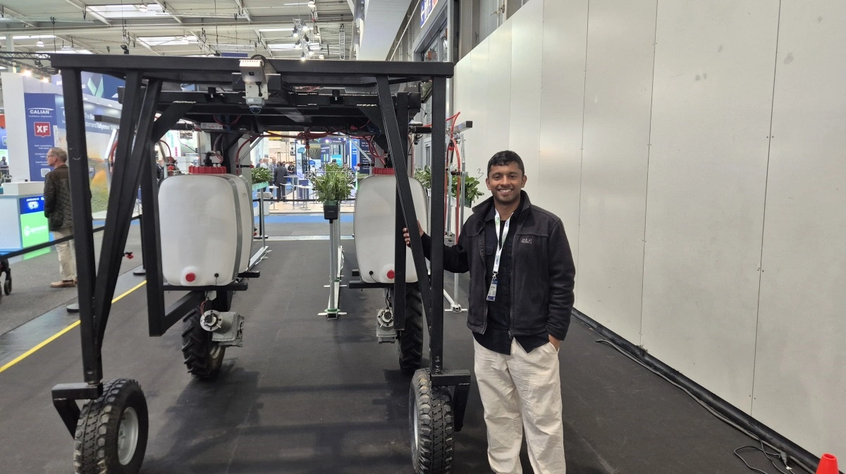 Der er grund til at smile for Andrew Thombra. Til næste år kommer hans robot til præcisionssprøjtning, Valera Spray, ud og køre på de europæiske marker. Fotos: Henning K. Andersen