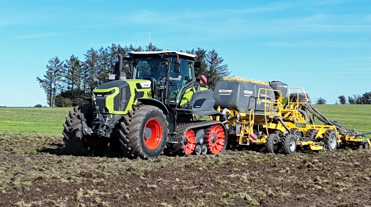 Claas Axion 9.450 Terra Trac er vinder af »Tractor of the Year 2026« i HighPower-klassen. Traktoren kombinerer kraft, bælteaffjedring og høj komfort, her fotograferet under markarbejde sammen med en Bednar såkombination. Foto: Per Jørgensen