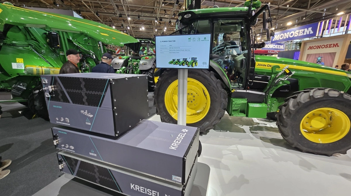 Den forholdsvis lille, elektriske traktor med op til 130 hestekræfter. Forrest forskellige muligheder for batterier.