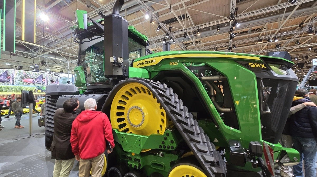 Den store 9RX-traktor med udstyr til autonom kørsel.