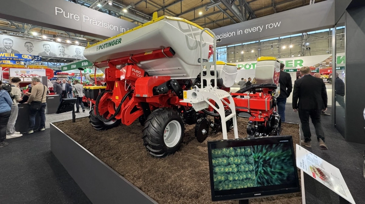 PURO H 3000 er en ny enkornssåmaskine fra Pöttinger, der netop nu vises på Agritechnica-udstillingen som prototype. Maskinen har seks rækker, 75 cm rækkeafstand og kan udstyres med gødningsudstyr og dobbeltskiveskær. Foto: Per Jørgensen