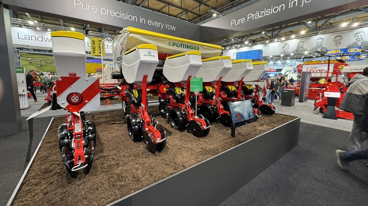 PURO H 3000 er en ny enkornssåmaskine fra Pöttinger, der netop nu vises på Agritechnica-udstillingen som prototype. Maskinen har seks rækker, 75 cm rækkeafstand og kan udstyres med gødningsudstyr og dobbeltskiveskær. Foto: Per Jørgensen