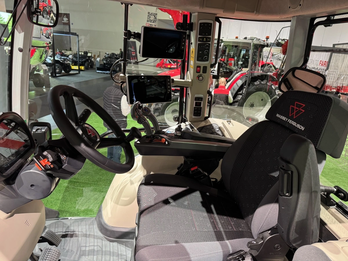 Kabinen i MF 5S Dyna-VT er den samme som i de øvrige versioner i serien med god komfort og lavt støjniveau.