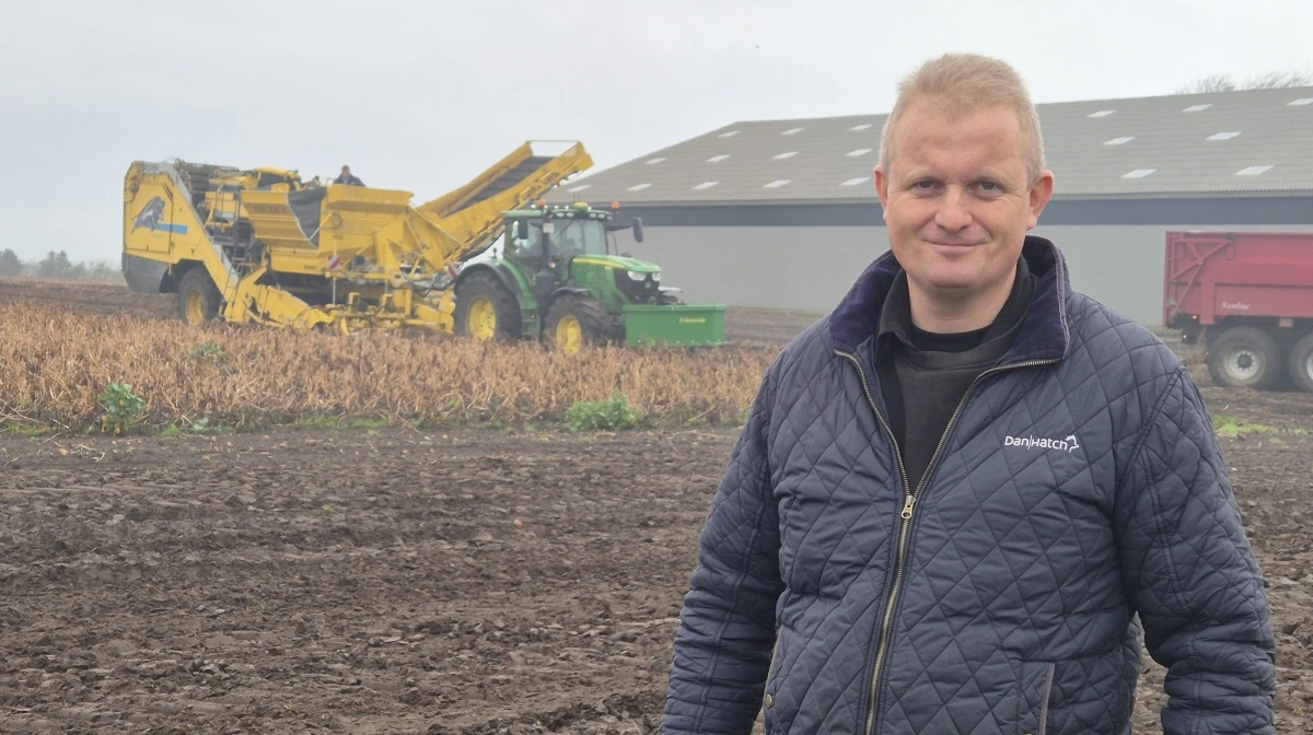 Snart har Jens Hovalt Bertelsen, Vendsyssel, taget de sidste kartofler op af jorden - han er tilfreds med årets kartoffelavl. Fotos: Tenna Bang