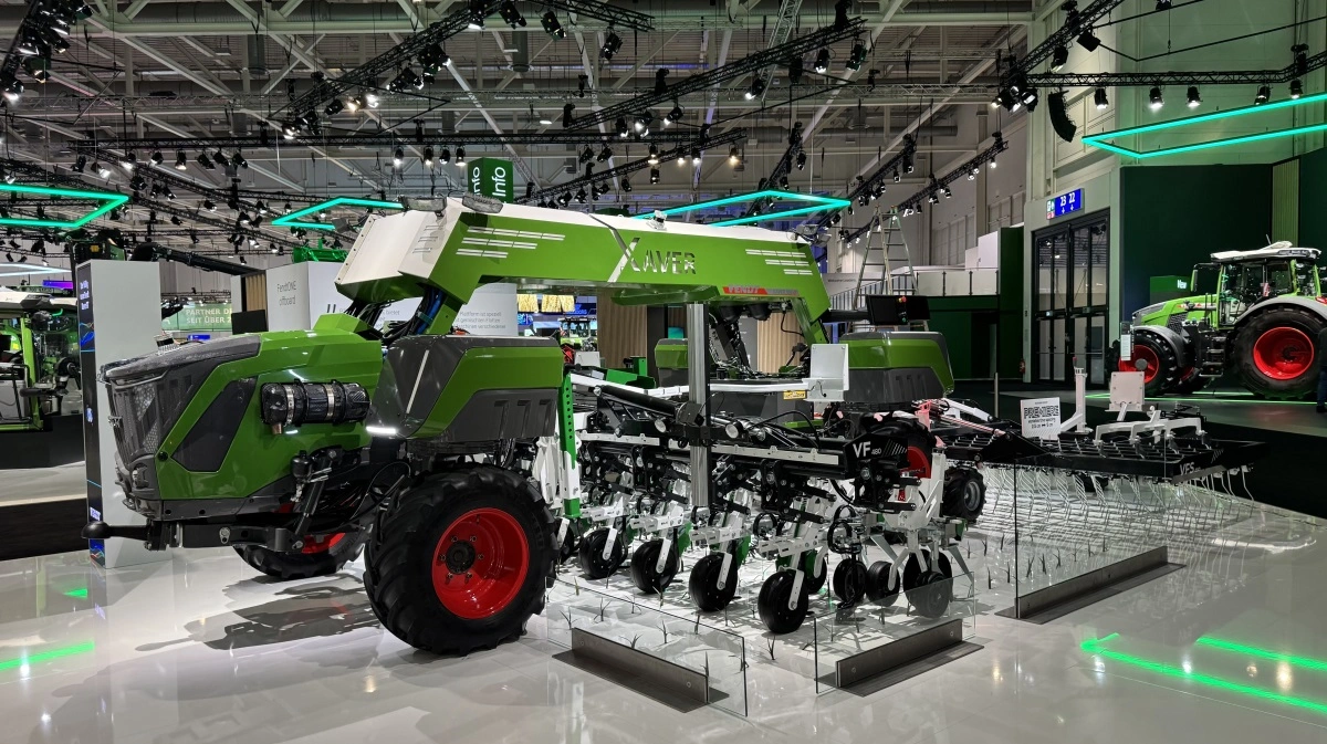Fendt vurderer, at traditionelle traktorer også kommer til at spille en central rolle i fremtidens landbrug. Men de ser i høj grad også en plads til autonome køretøjer som Xaver GT. Foto: Kasper Stougård 