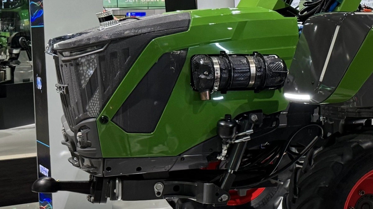 Med K80-kugletrækket i fronten kan Xaver GT flyttes mellem marker som en vogn efter en traktor. 