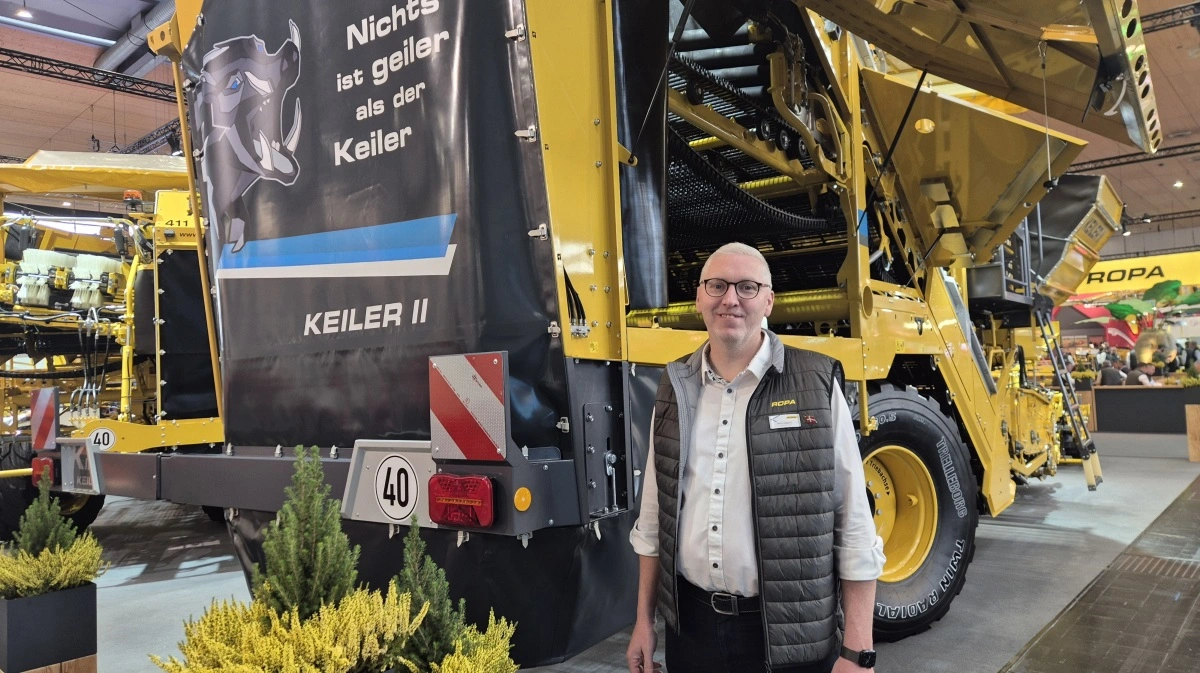 Den gode stemning har gjort det til en god oplevelse for Martin Dalgaard fra J. Hundahl at være på Ropas stand ved Agritechnica. Her ses han ved Keiler II-maskinen, det store tilløbsstykke ved Ropas stand. Foto: Henning K. Andersen