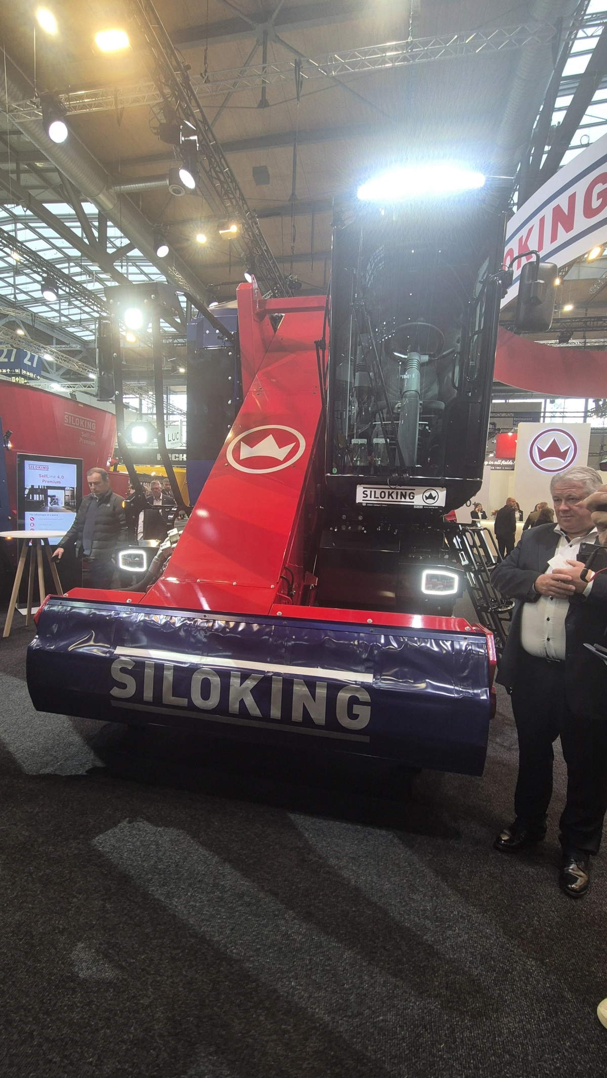 Det var tæt på at den udsendte medarbejder slet ikke kunne fange hele maskinen i højden i linsen. Den er også 4 meter høj, 3 meter bred og 13 meter lang.