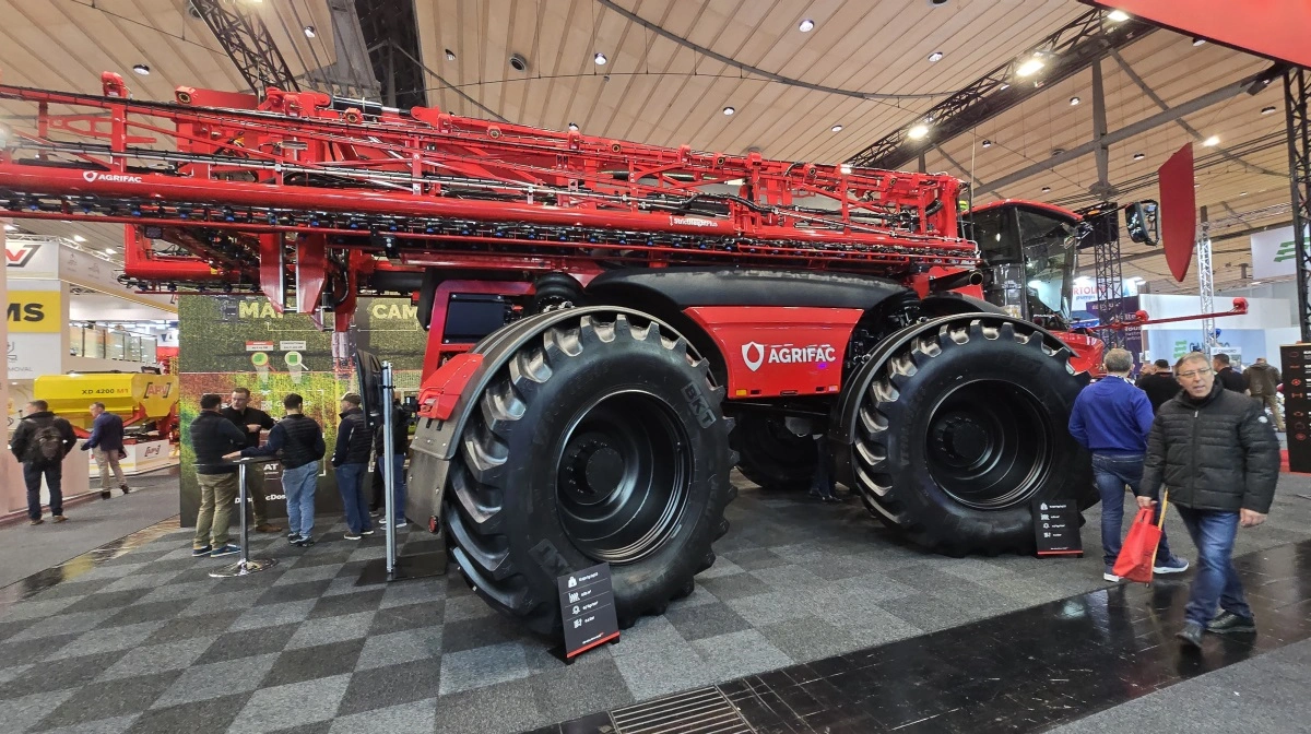 - Der kører på nuværende tidspunkt 60 af denne nye Endurance-sprøjte i Europa og erfaringerne, som Agrifac løbende opsamler, siger 50-80 procent besparelse på kemi ved disse frontmonterede kameraer, fortæller Michael Christensen.