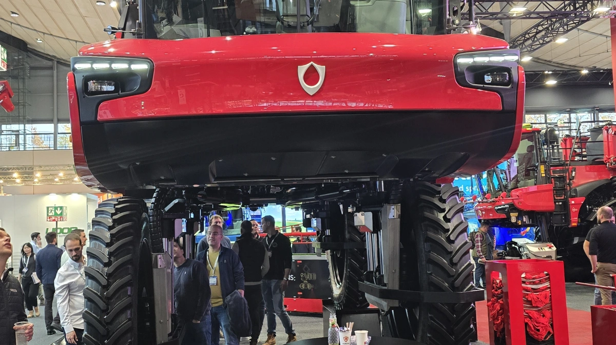 En særlig høj udgave af Agrifac-marksprøjten, som man uden problem kan gå oprejst ind under - beregnet til at sprøjte solsikker i Sydeuropa.