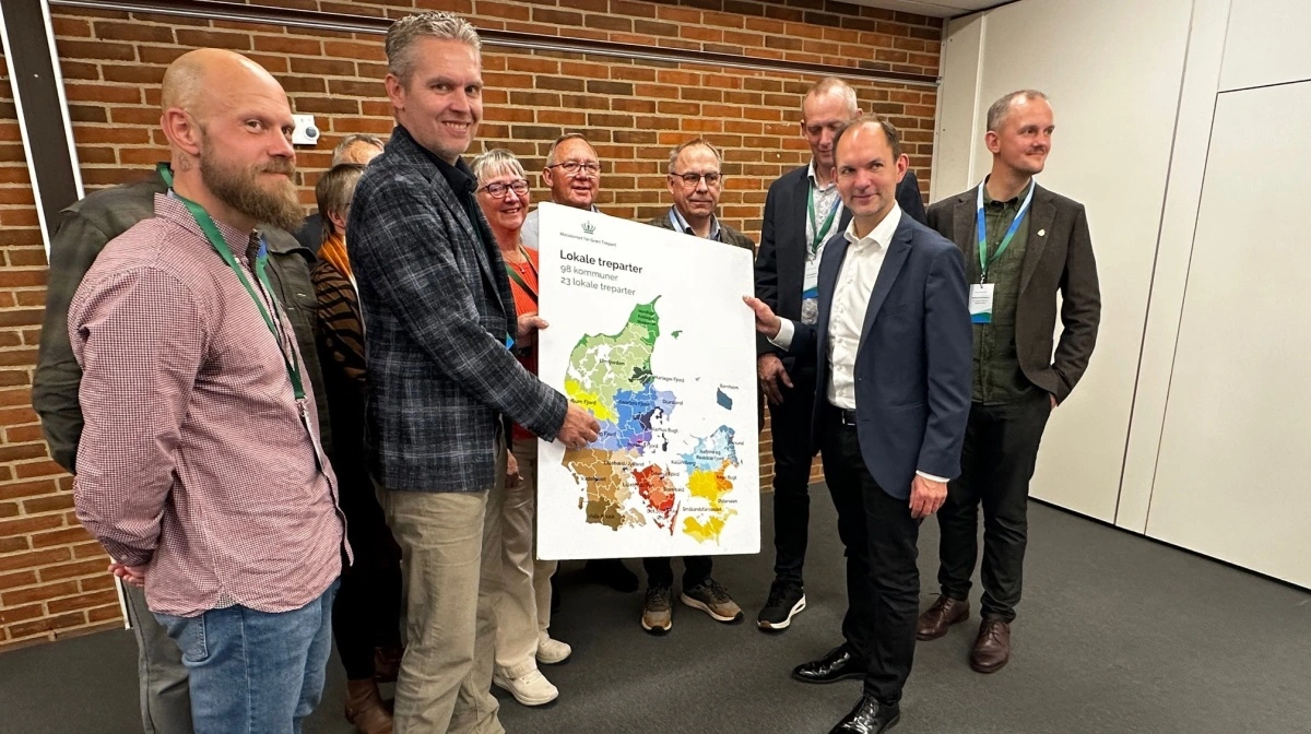 Medlemmer af den lokale trepart for Ringkøbing Fjord debatterede fremskdift og udfordringer i omlægningsarbejdet med minister for grøn trepart, Jeppe Bruus - og overrakte et kort over trepartens område til ministeren. Fra venstre ses: Michael Beck-Hansen (DN), Kasper Pauli Pedersen (Ikast-Brande Kommune) Ole Nyholm Knudsen (Ringkøbing-Skjern Kommune), Irene Lund Pedersen (Ringkøbing-Skjern Kommune), Per Rodahl Thisted (Varde Kommune), Majbritt Rasmussen (Billund Kommune), Leif Nørgaard (Herning-Ikast Landboforening), Jacob Spangsberg (Vestjysk) minister for grøn trepart, Jeppe Bruus og Morten Lund Hansen (DN). Pressefoto

 
	 



