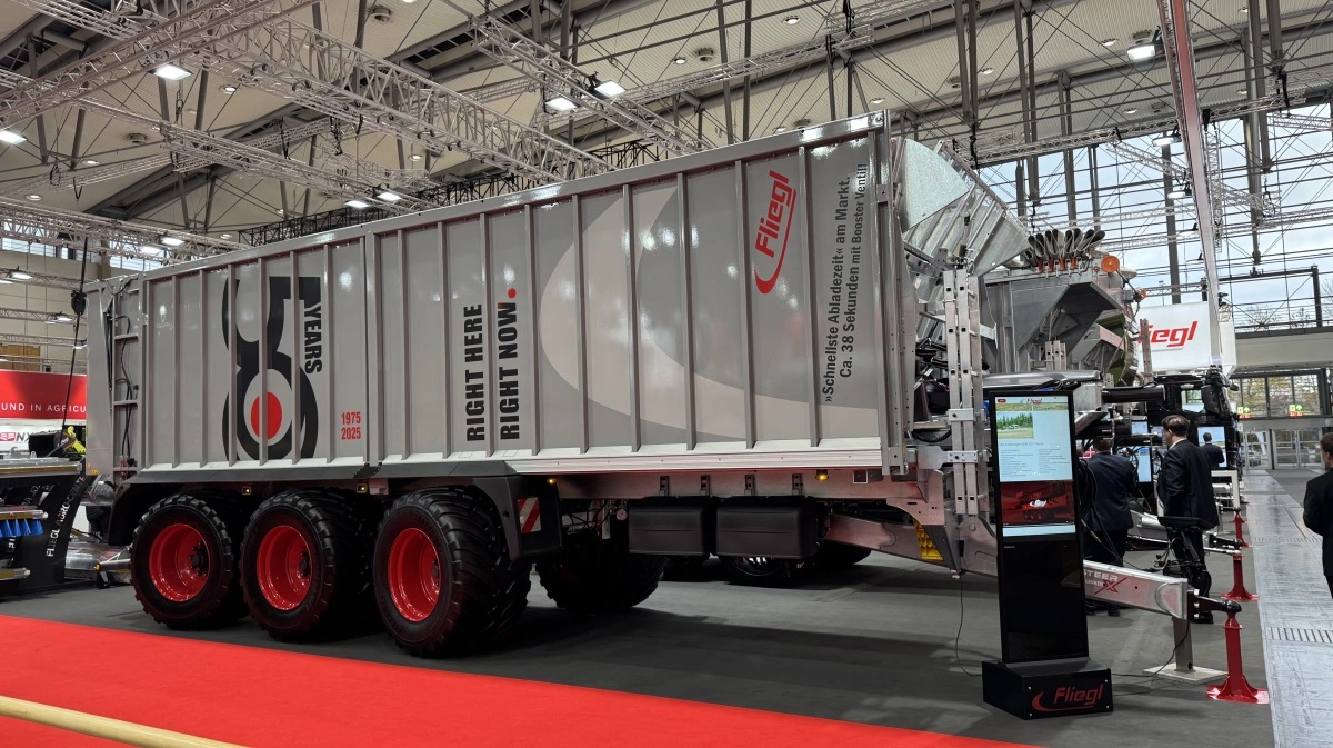 Den største tre-akslede model ASW-3101, som ses på billedet i jubilæumsudgave, og den største to-akslede model ASW-281, er de mest populære afskubbervogne fra Fliegl på det danske marked. Foto: Kasper Stougård 