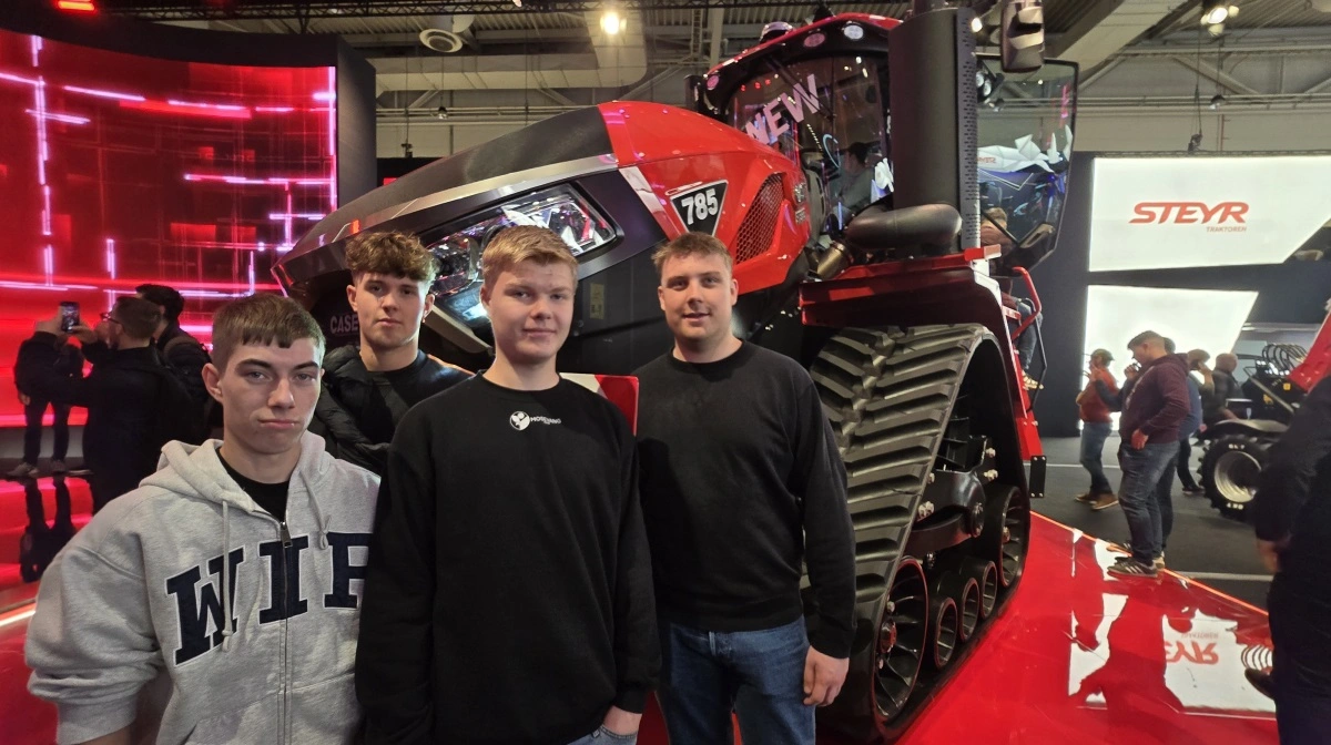 - I udlandet på de store marker vil vi gerne være piloter på sådan en Steiger 785 Quadtrac. Men ikke herhjemme i Danmark, fastslår de fire elever fra JU, Aarhus. Foto: Jørgen P. Jensen