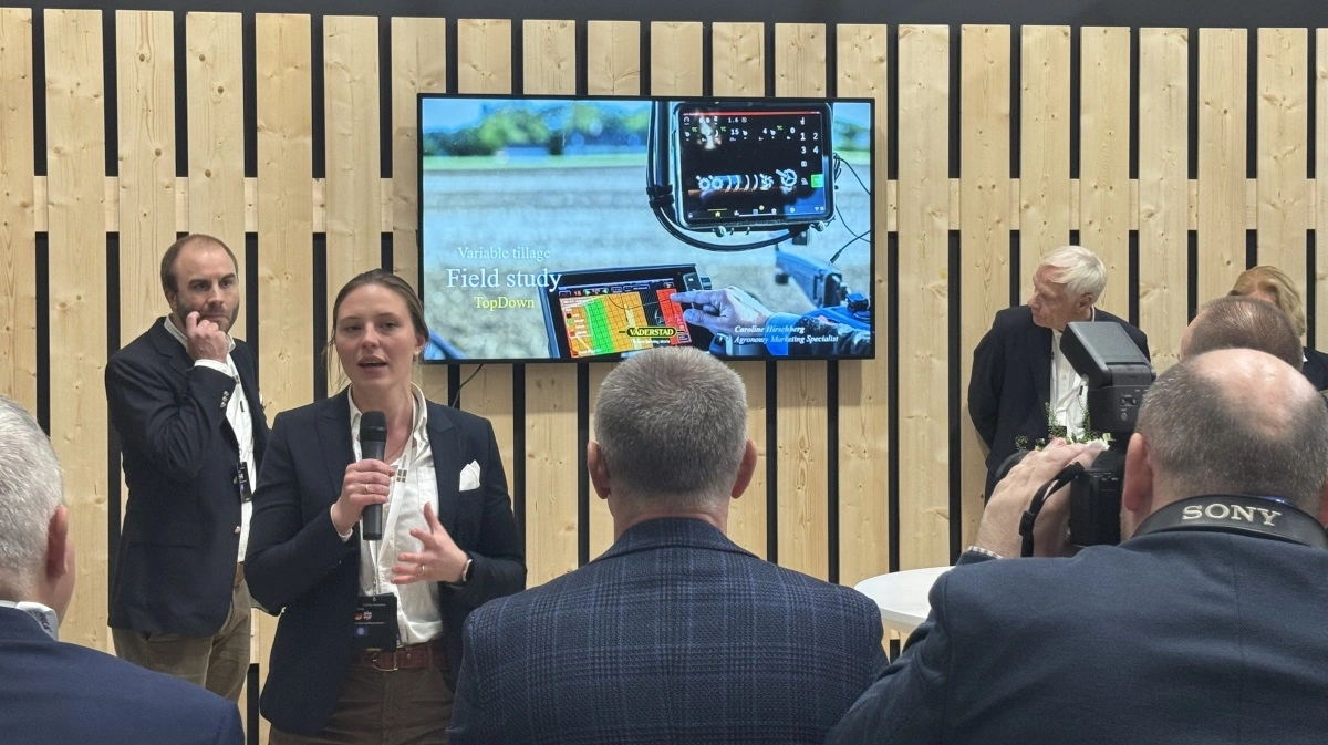 Caroline Hirschberg står klar på Agritechnica til at diskutere, hvordan forsøgets resultater kan anvendes i praksis - selv har hun ud over sin universitetsuddannelse en praktisk baggrund i landbruget. 