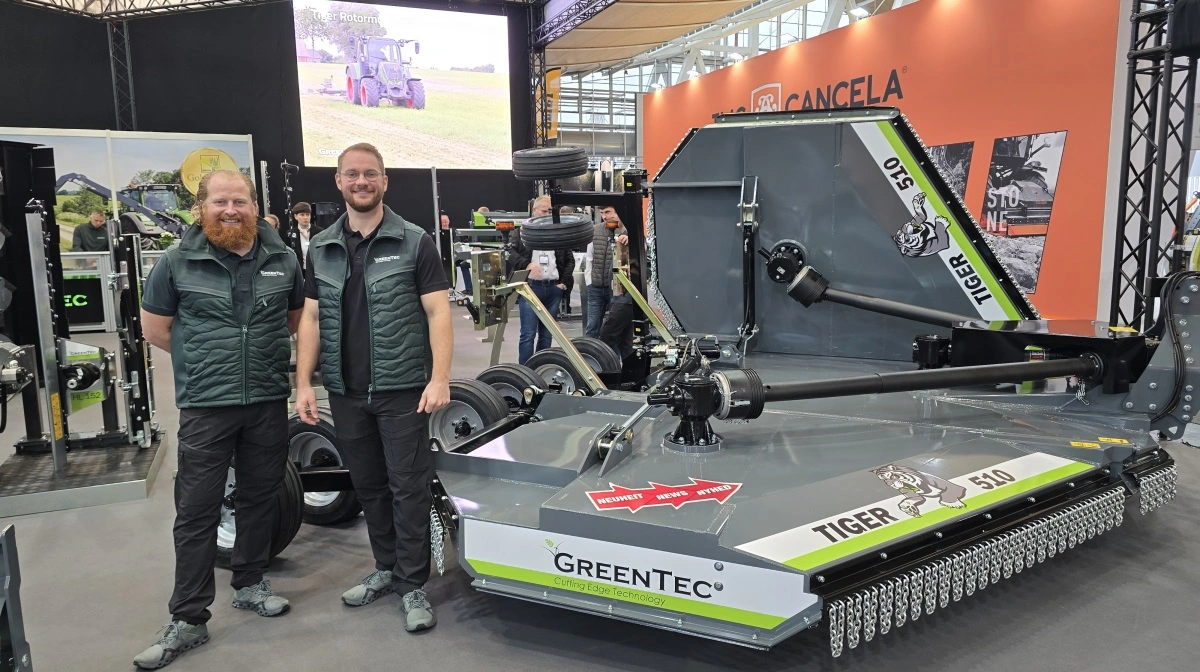 Den nyudviklede brakpudser fra Greentec Tiger 510 er her vist frem af CEO Henrik Bernth (tv) og Mads Christensen, produktionschef og medejer af Greentec. Foto: Jørgen P. Jensen