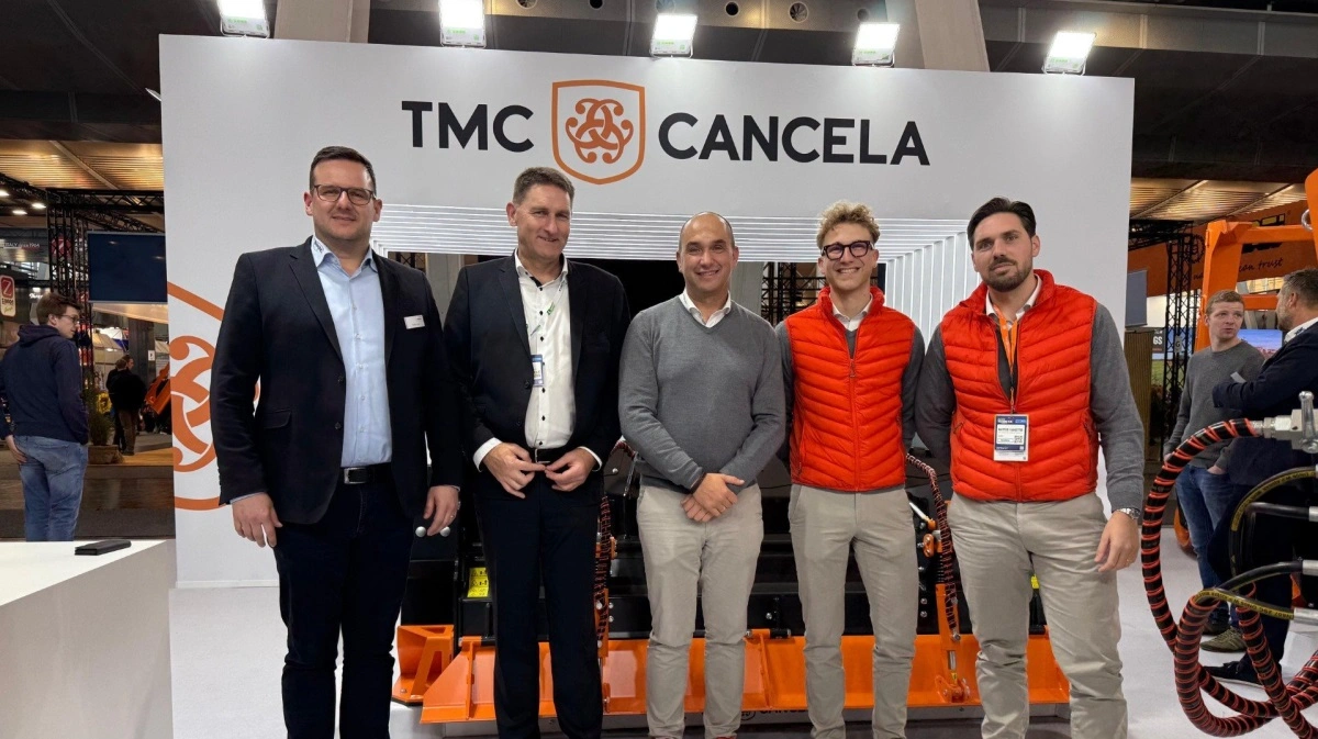 Martin Geiser (tv) og Jan Garder (nr. 2 fra venstre) på Agritechnica sammen med ledergruppen fra TMC Cancela. Fotos: TBS Maskinpower