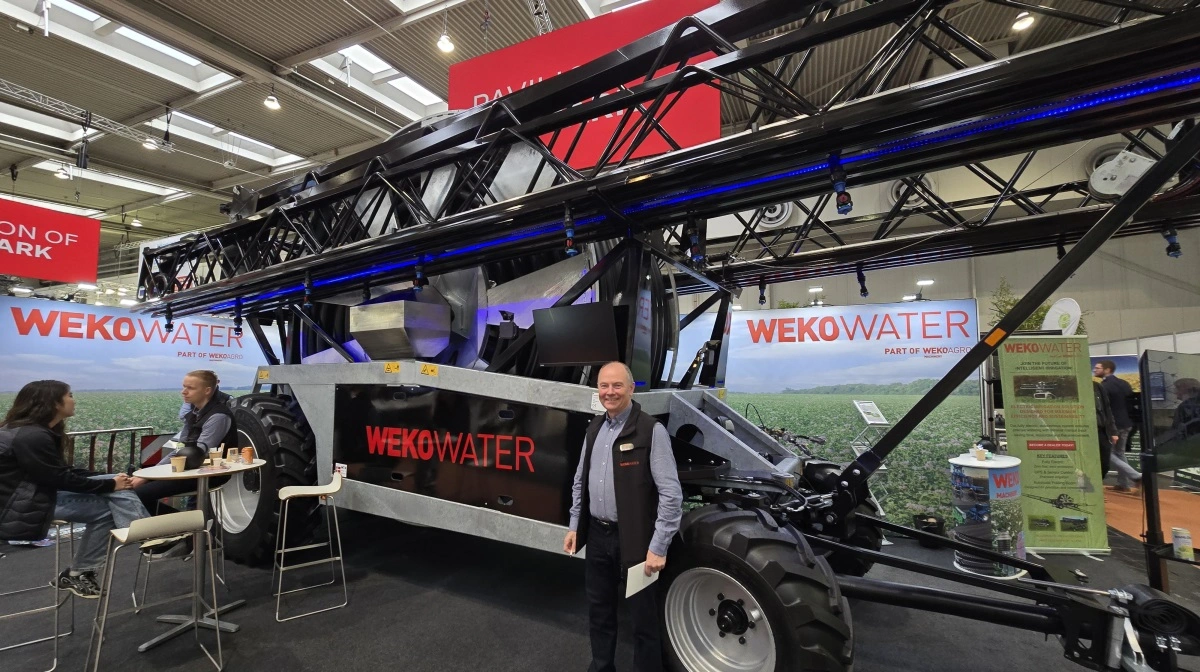 Den store, nyudviklede vandingsmaskine fra Wekowater kan sprede vand ud i 72 meters bredde - her fremvist af salgschef Karsten Nielsen. Fotos: Jørgen P. Jensen