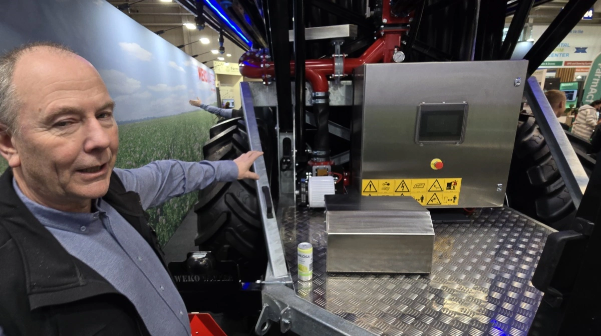 Karsten Nielsen viser vandingsmaskinens generatordel.