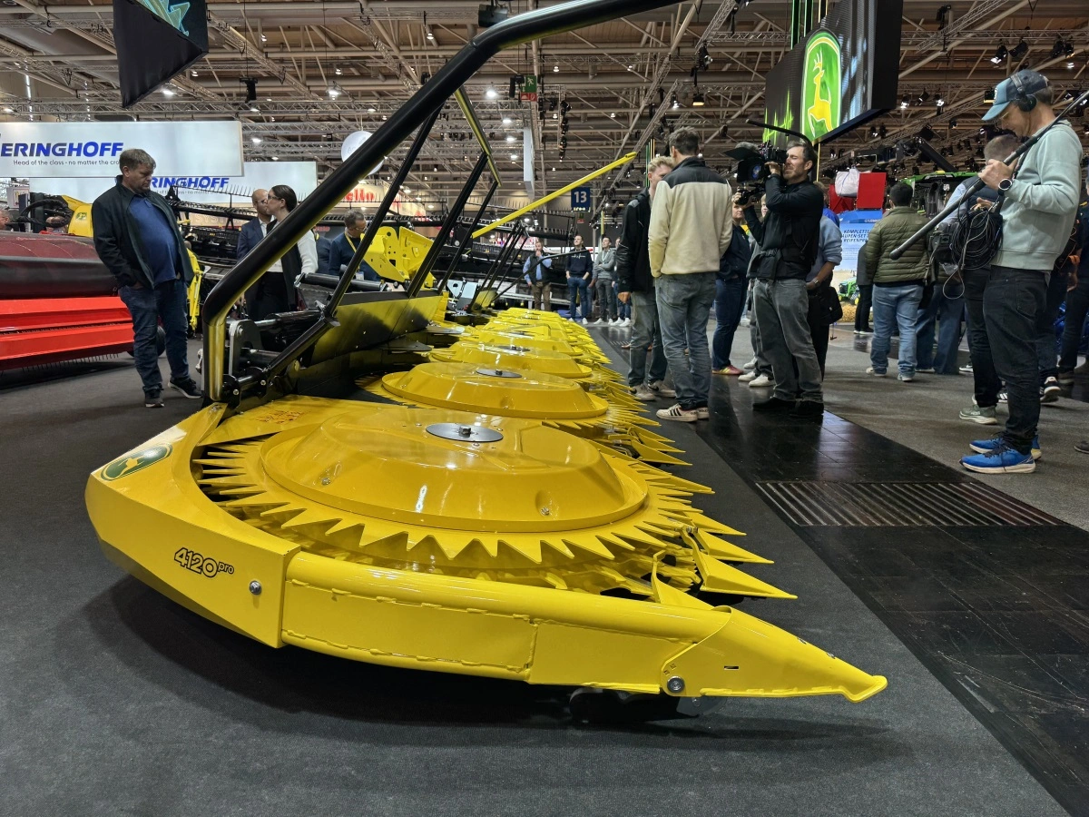 Kemper var de første til at præsentere en prototype på det 12 meter brede majsbord for flere år siden, og på dette års Agritechnica kom det et skridt tættere på marken. 