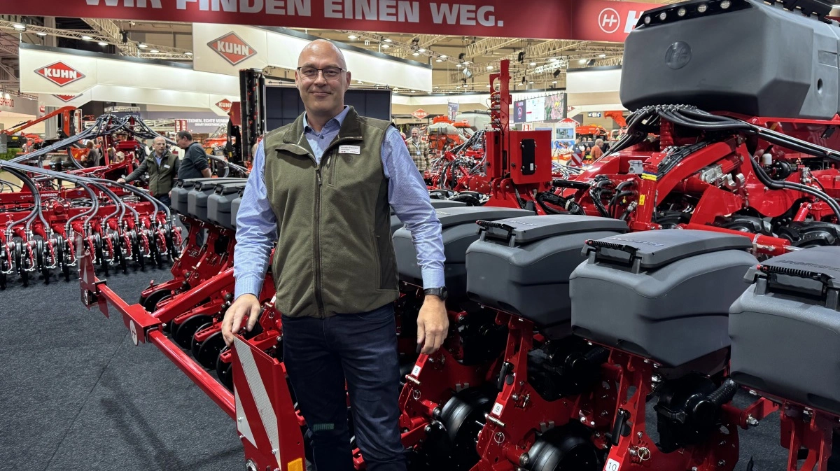 Kristian Thomsen fra WekoAgro er klar med 16-rækkede såmaskiner, men oplever klart at tendensen også går mod liftophængte 12-rækkede maskiner. 