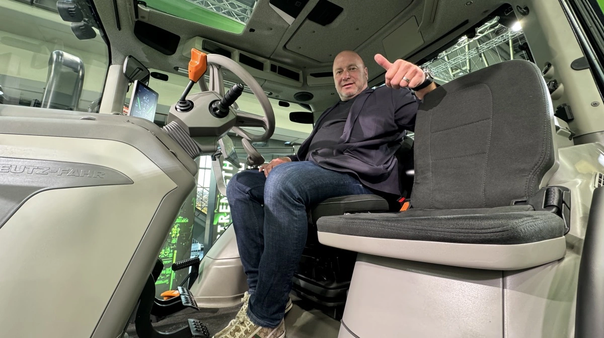 Thomas Mortensen, ejer for Moni Worldwide, peger på kabinen som den afgørende faktor bag succesen med Deutz-Fahrs nye 8-serie. - Det er kabinen, sædet med massage, køl og varme, den nye motor, den digitale platform og de nye skærme og lys - ja, det er en helt ny traktor, vi har fået, siger han.