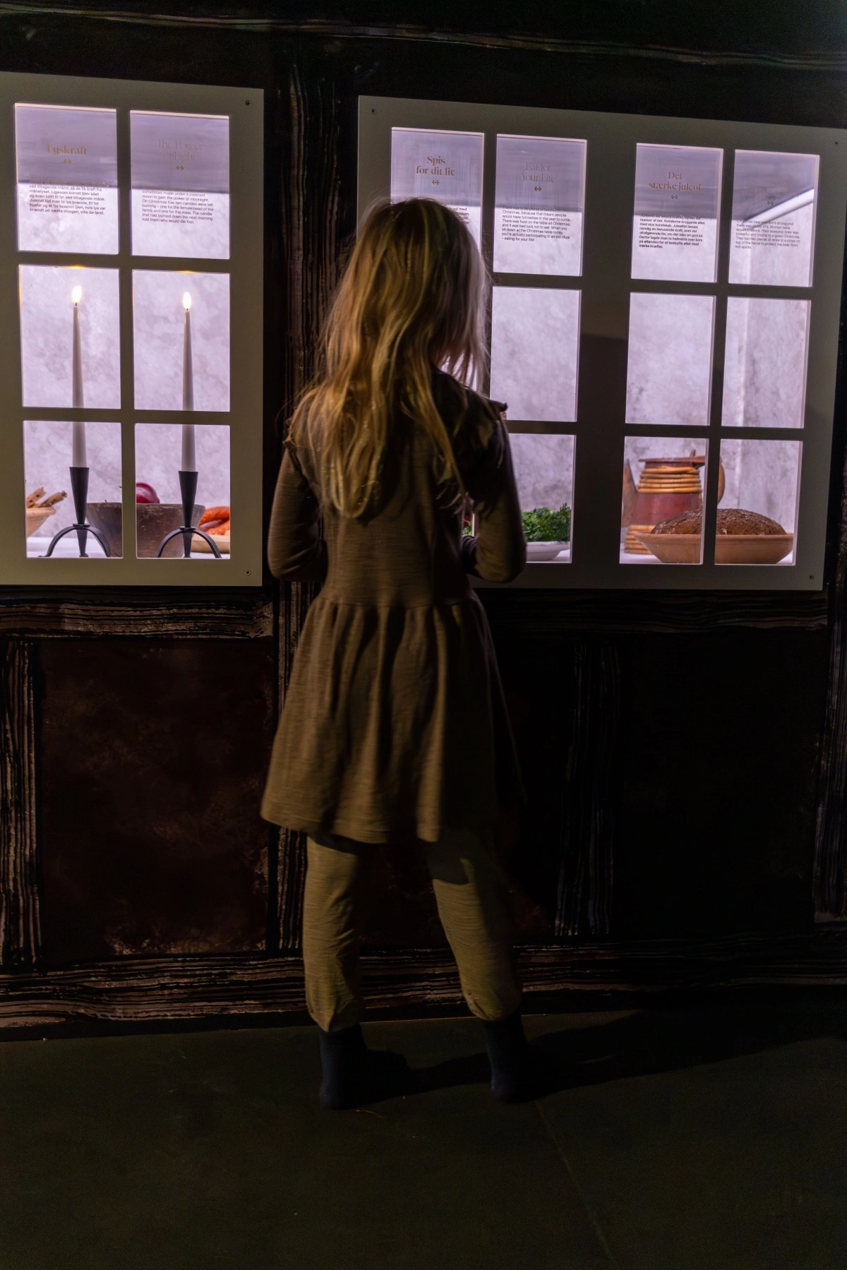 På bondegården i slutningen af 1700-tallet er alle rykket indenfor. Der er meget på spil julenat. Tiden danner nemlig en sprække, hvor underverdenen kan trænge ind. Gå på opdagelse på gården og få lille Jens’ historie.