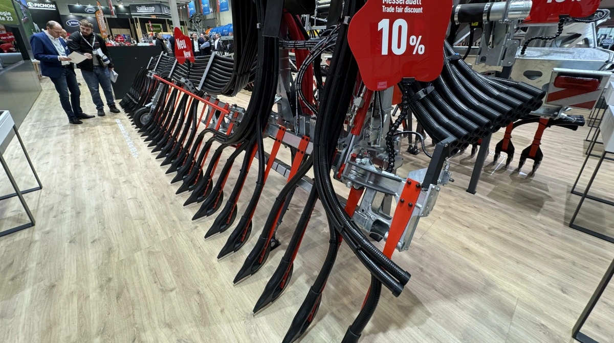 Vogelsangs nye UniSpread-bom i 12 meters arbejdsbredde blev vist for første gang på Agritechnica. Den kompakte bom er udviklet til præcis gylleudbringning tæt ved planternes rødder og kan leveres som både slæbesko- og slæbeslangebom. Foto: Per Jørgensen