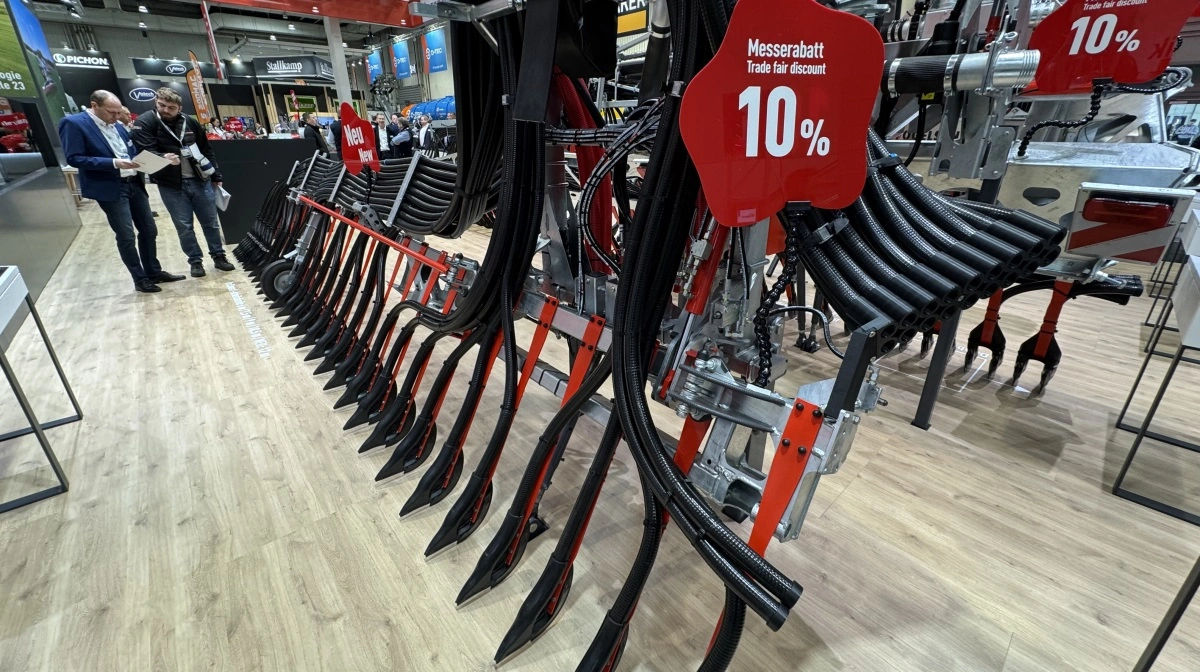 Vogelsangs nye UniSpread-bom i 12 meters arbejdsbredde blev vist for første gang på Agritechnica. Den kompakte bom er udviklet til præcis gylleudbringning tæt ved planternes rødder og kan leveres som både slæbesko- og slæbeslangebom.