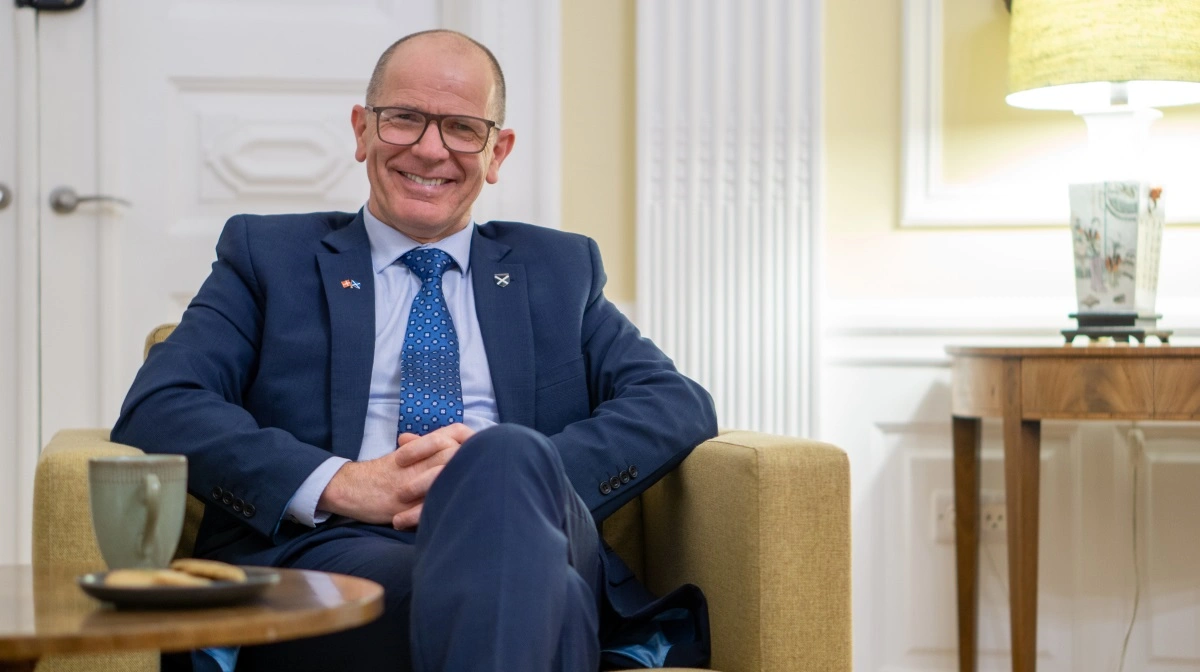 Skotlands landbrugsminister, Jim Fairlie, var på kort visit på den britiske ambassade i København mandag den 3. november. Under sit besøg mødtes han med politikere og embedsfolk for at lære om den grønne trepart. Foto: Daniel Barber