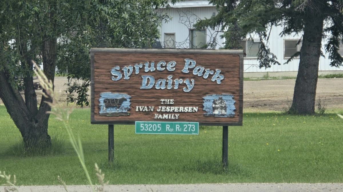 På skiltet ved indkørslen til gården står der The Ivan Jespersen Family. Ivan var oldefar til Corey Jespersen.