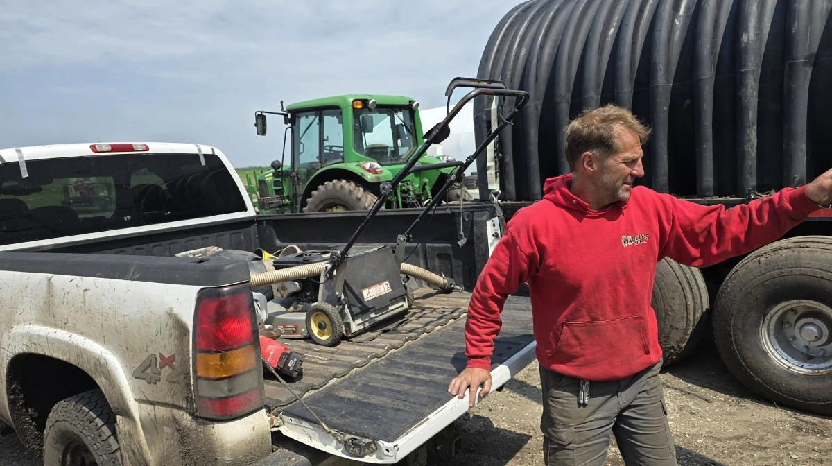 Der er fuld fart over Corey Jespersen - her på vej ud til sine testmarker med jordbær.