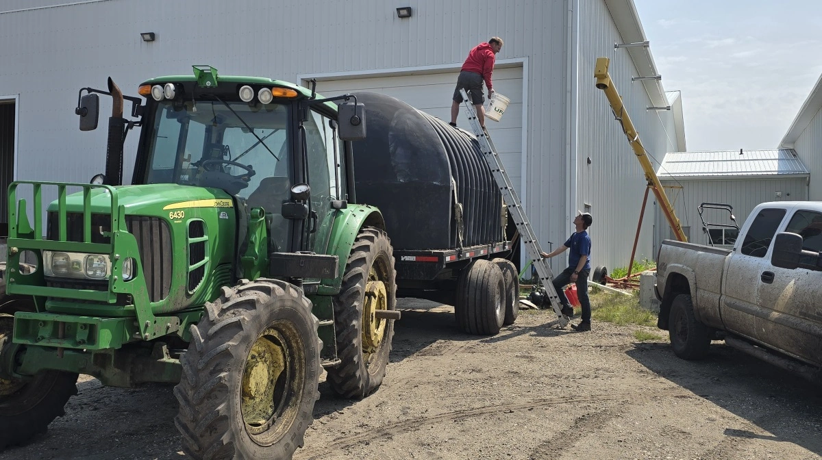 Sammen med en medhjælper skal en vandvogn klargøres til testmarkerne med jordbær.