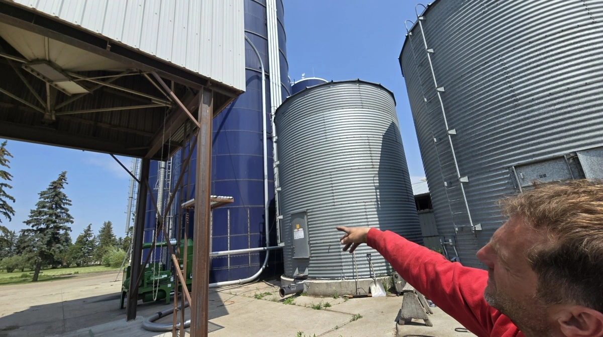 - Vi anvender nu de blå - tidligere gastætte - siloer som almindelige kornsiloer, fortæller Corey Jespersen.