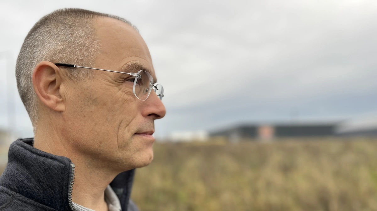 - Jeg har altid arbejdet med planter. Det er spændende at kunne få noget til at gro nærmest ud af ingenting, siger Allan Holm Nielsen. Han er tidligere gartner og arbejder i dag med at udvikle specialgødningsløsninger. På arealerne bag ham, en del af arbejdspladsens grund, var der sidste sommer bestøverbrak. Fotos: Christian Ingemann