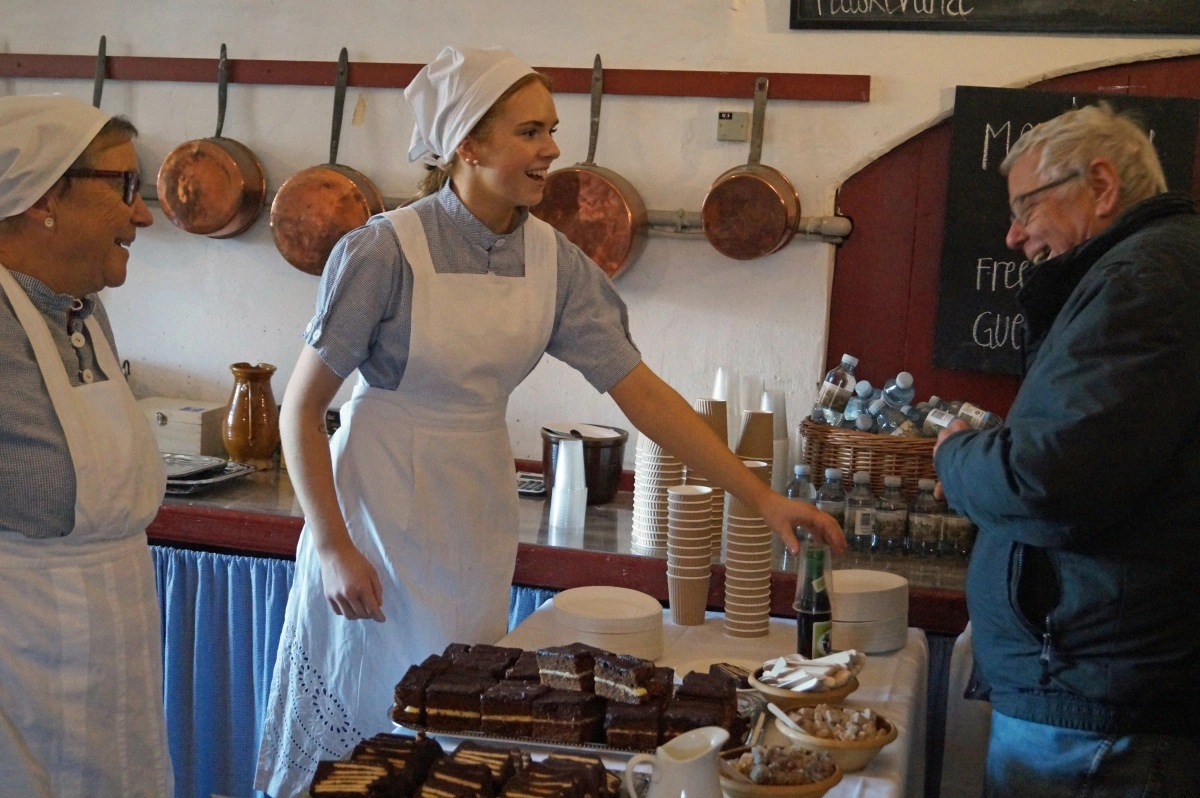 I juletiden kan man blandt andet besøge køkkenpigerne i Herregårdskøkkenet, der var centrum for en masse af det arbejde, der skulle gøres op til højtiden. Foto: Gammel Estrup Danmarks Herregårdsmuseum