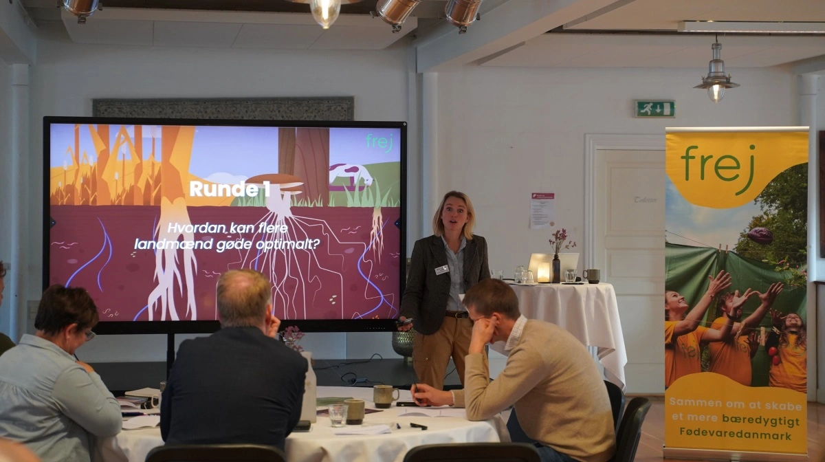 Marie-Louise Boisen Lendal, direktør i Tænketanken byder deltagerne velkommen og sætter rammen for partnerskabets arbejde med at udvikle et fælles vidensgrundlag for regenerativt landbrug.