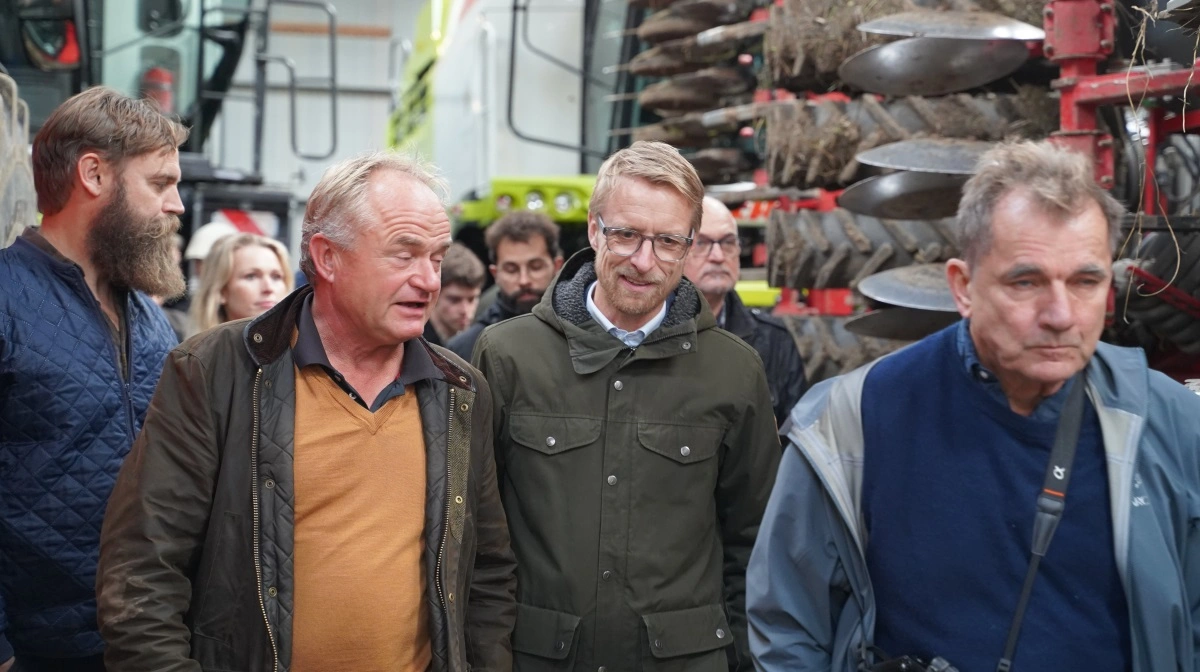 Olav Ditlevsen, Kragerup Gods, i samtale med Jesper Ulnitz, Yara, på vej gennem maskinhuset. 