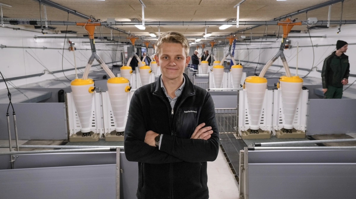 William Kartz Johansen viste med glæde den nye smågrisestald frem. Pressefotos