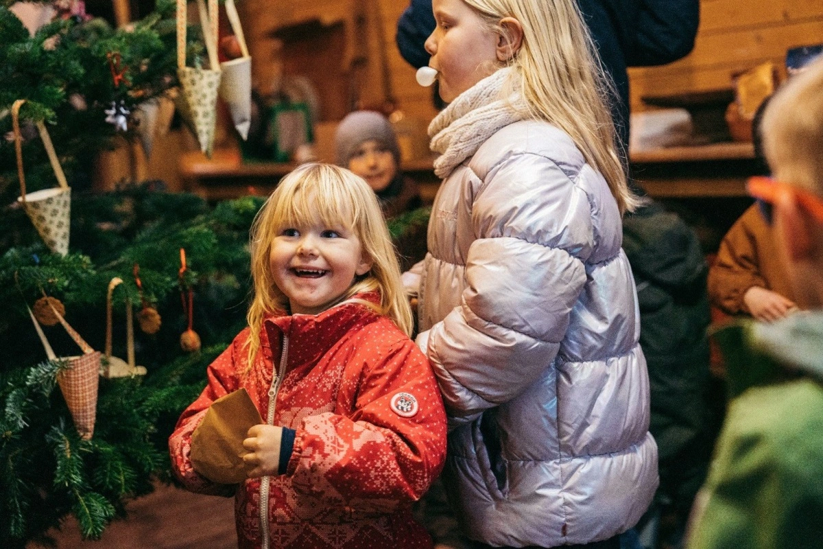 Igen i år kan børnene være med til at plyndre juletræet, ligesom man gjorde i 1800-tallet. Foto: Mathias Rasmussen /ROMU