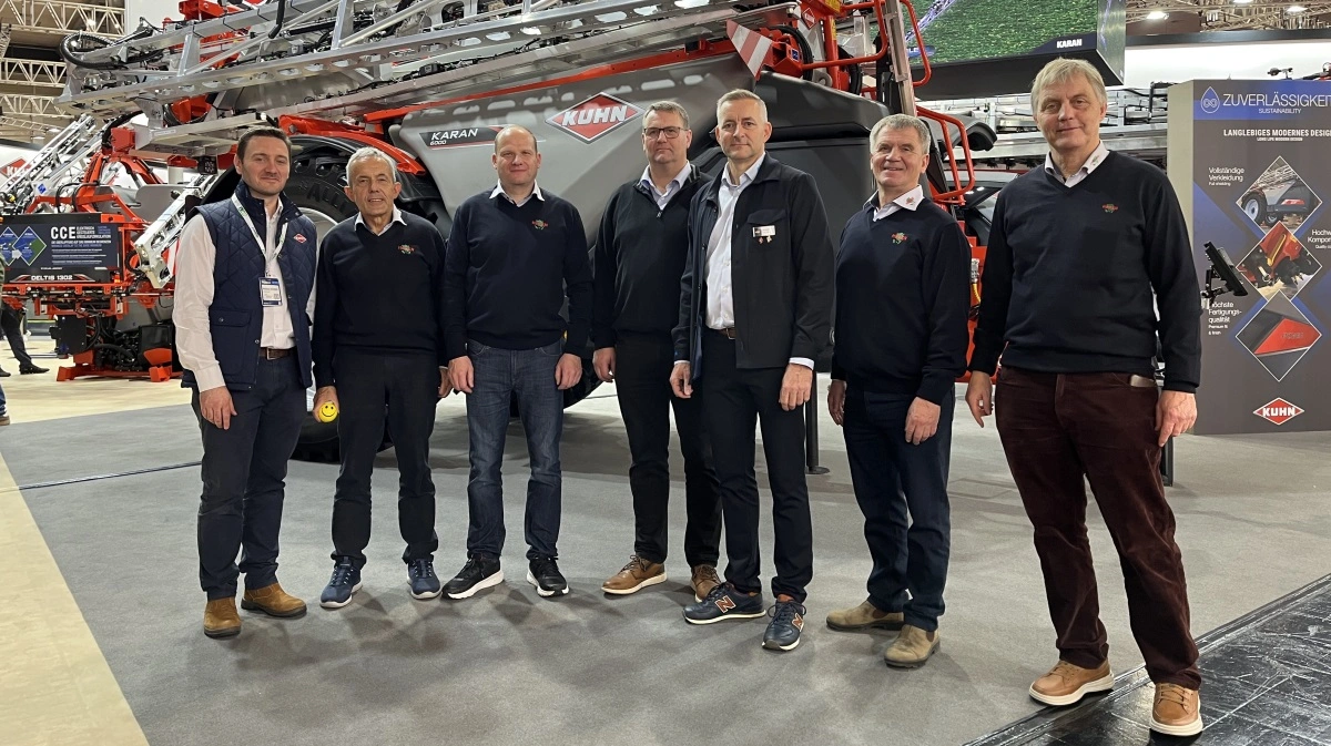 Heden Maskinforretning var mødt med fem mand på Agritechnica - her foran Kuhn Karan-sprøjten i selskab med produktchef fra Kuhn, Benjamin Desindes, yderst til venstre og Per Monk Rasmussen fra MI. Foto: Heden Maskinforretning 