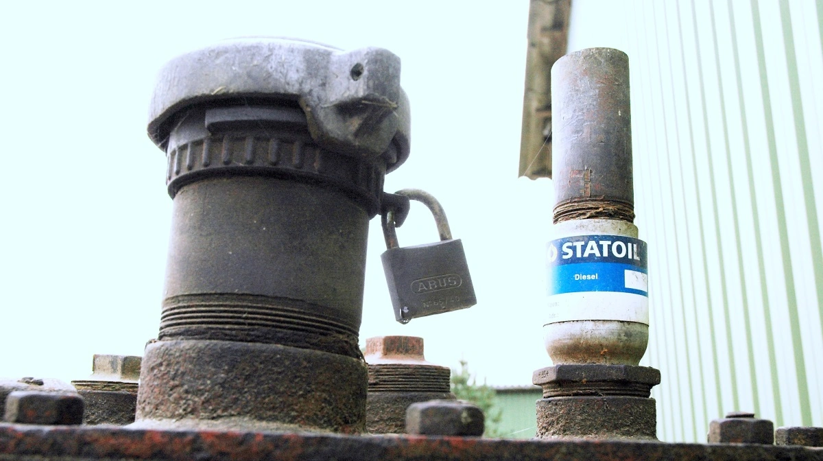 Et globalt olieoverskud vil presse prisen ned mod 55 dollar i andet kvartal 2026, vurderer Jyske Bank i prognosen. Arkivfoto