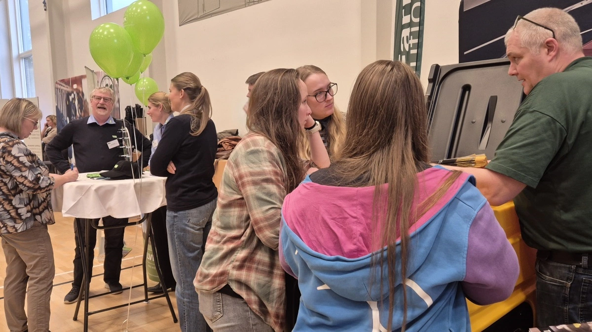 En række sponsorer havde taget opstilling bagerst i salen, og fik i de indlagte pauser mulighed for at snakke med deltagerne.