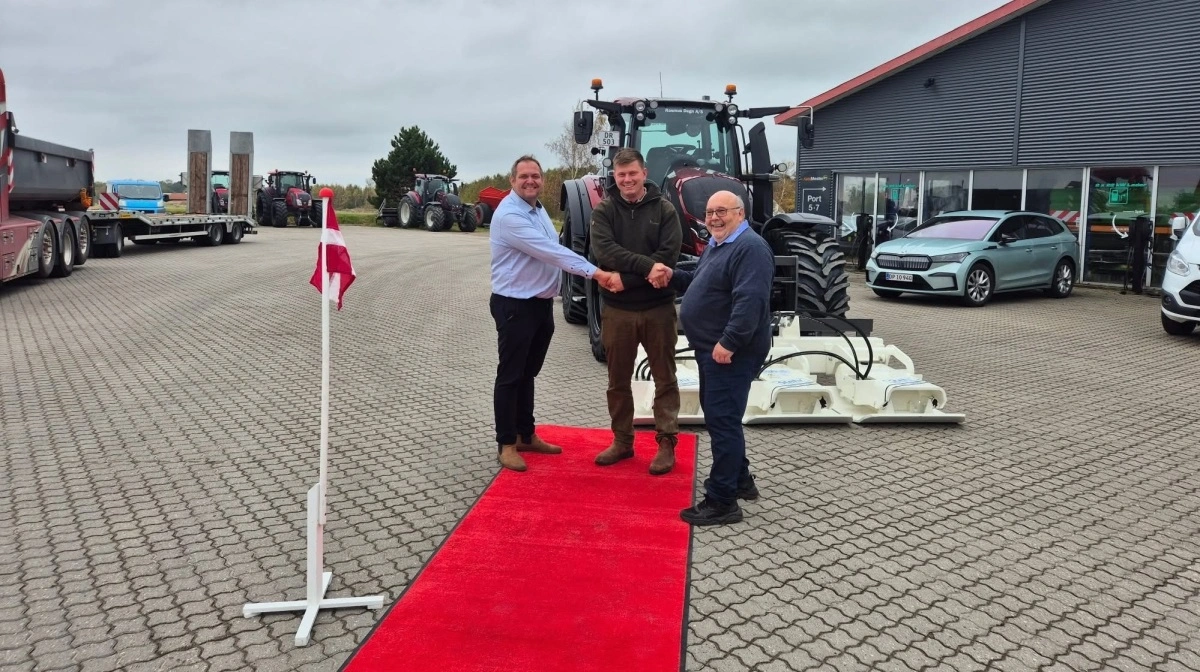 Der blev holdt en lille ceremoni ved overdragelsen af den nye Valtra-traktor. Fra venstre er det Henrik Lund, TLH Maskiner, Stehr, Christopher Leisted Jensen, Grusvej.dk, og Jørgen Jørgensen, Rasmus Degn A/S, Valtra. 
                                              
                                             
