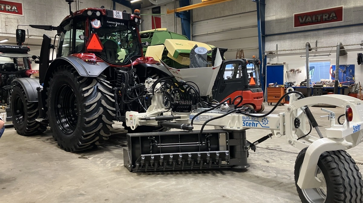 Valtra-traktoren er påmonteret Stehr grader SUG 35T bag og Stehr SBV 80 pladevibrator for - og monteret med Nokian Traktor King-dæk. 