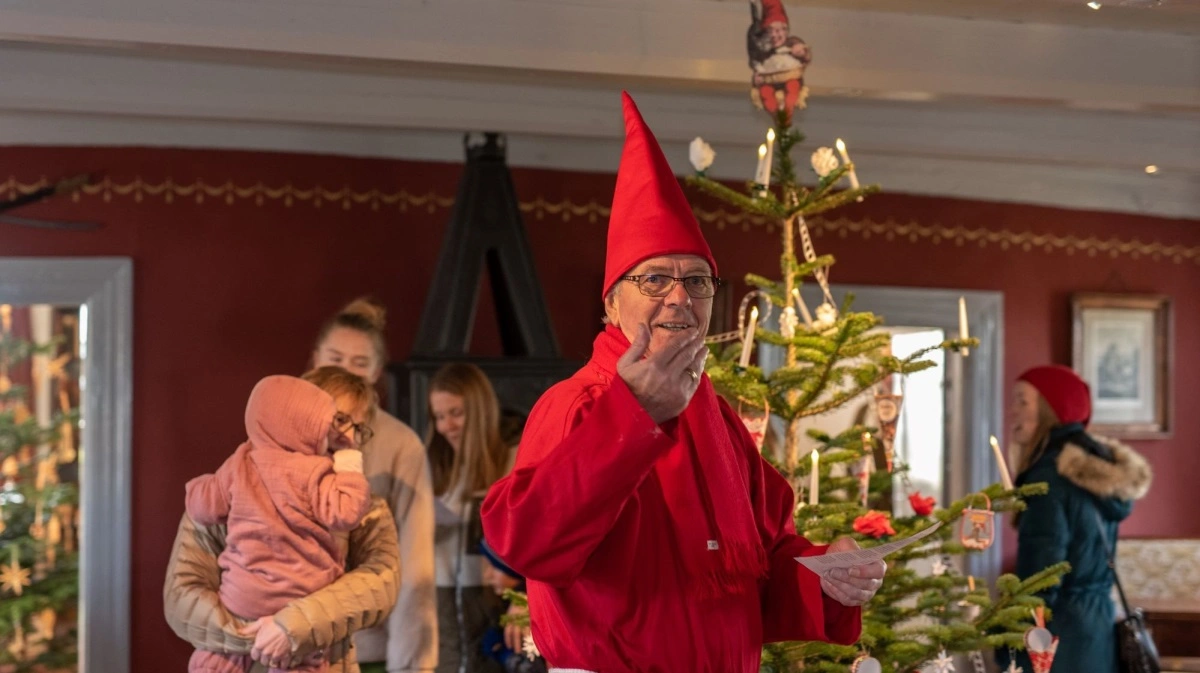 Julefortællinger, nisseløb og gamle traditioner tager form, når herregårdens nisse skaber liv i stuerne.