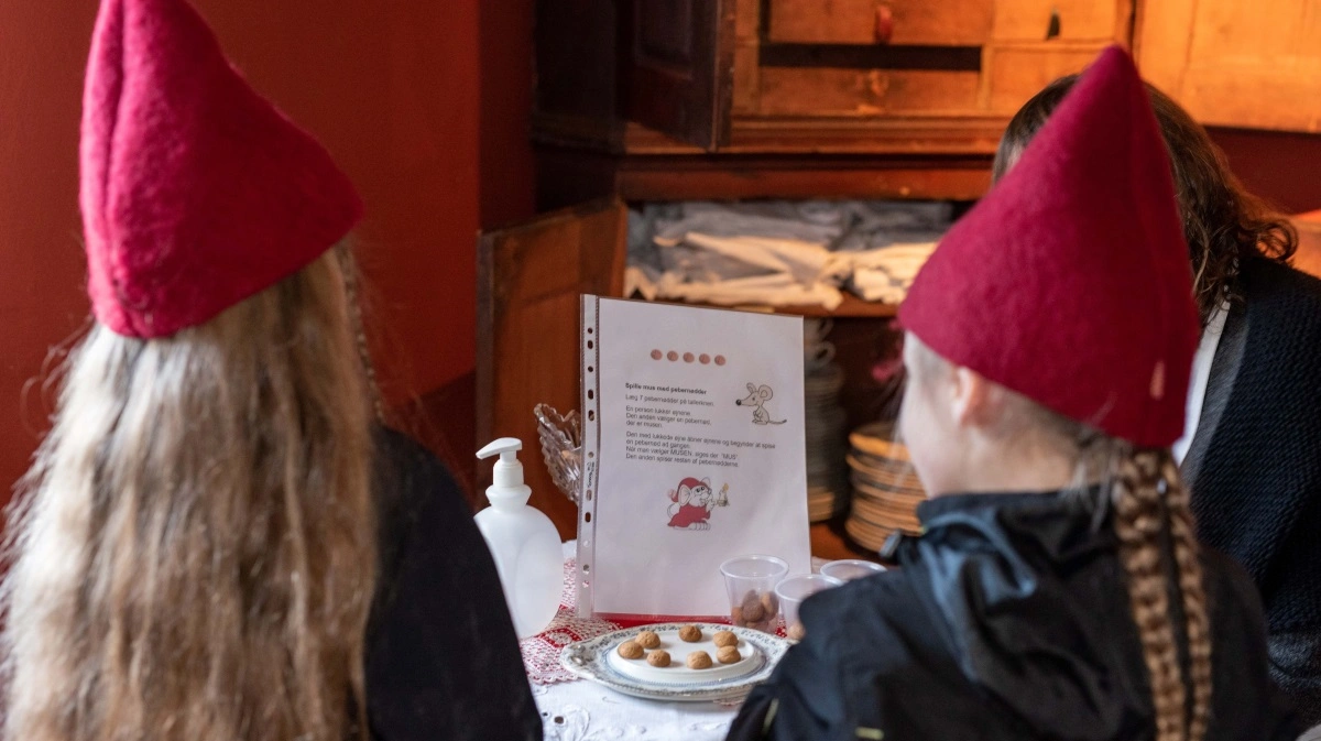 Julehyggen samler børnene om de traditionelle lege, der hører hjemme i herregårdens historiske jul.
